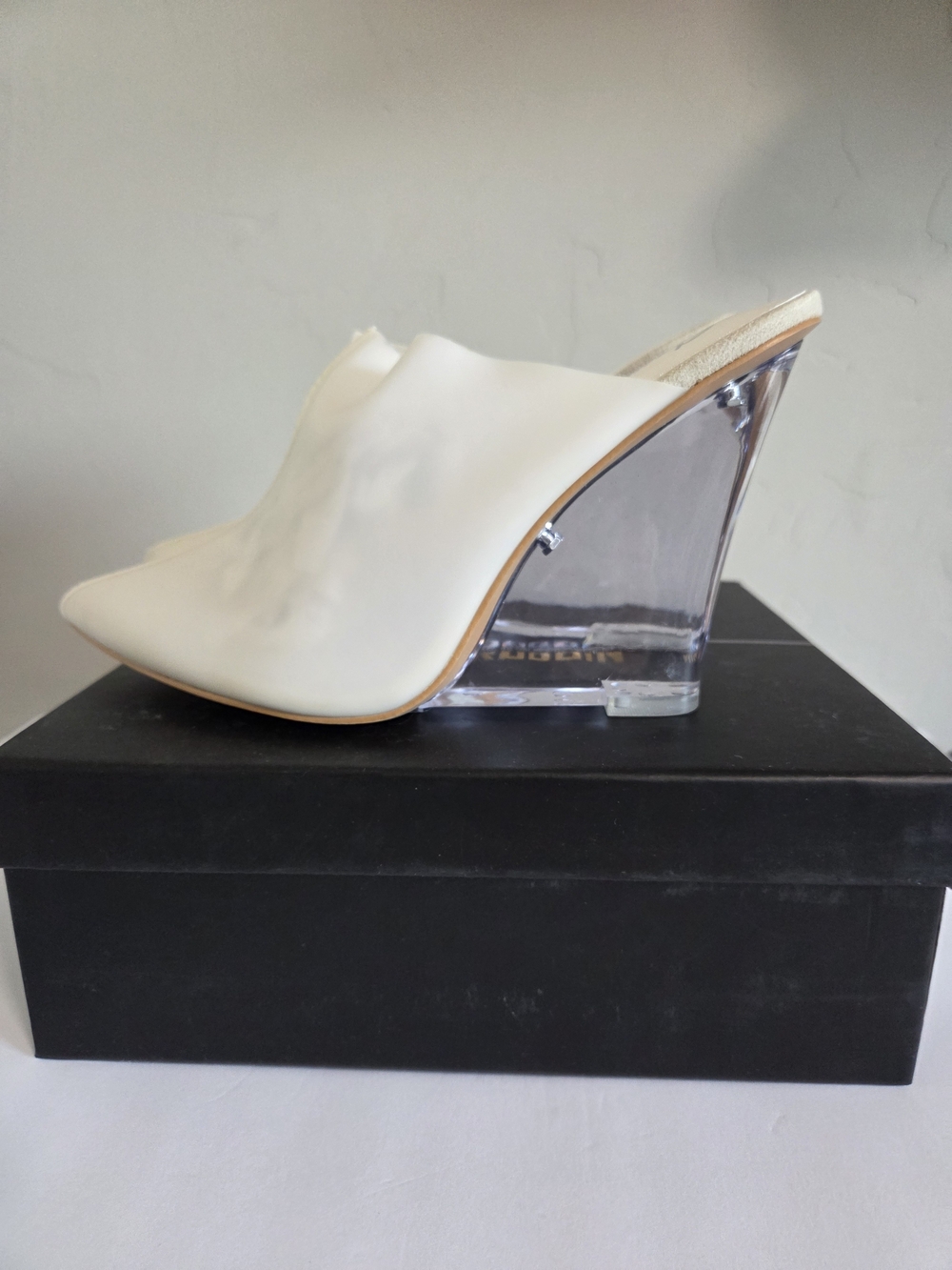 Women's White Pointed Mule Heels with Clear Wedge Size 9 - Picture 7 of 8